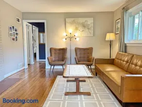 Entire Private 3 Bedrooms 1 Bathroom Single House with Fenced Garden - Image 1