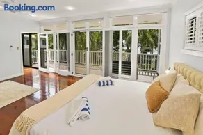 Willow Garden Stays Cairns - Beachfront 4 Bedroom Luxury Holiday Home - Image 4