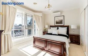 Cosy private room easy access to city & airport - Image 1