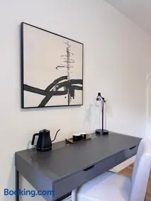 Modern King Room Private Ensuite Vancouver West - Image 2