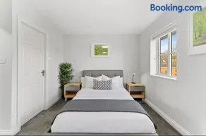 Charming House in Wakefield - Sleeps 6 - Image 2