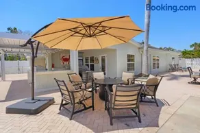 Water's Edge: Dog Friendly, Canal Front, Dock & Pool & Spa - Image 4