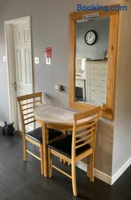Twin Gates Annexe - Image 5