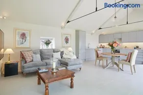 Private and Romantic Garden House - Image 3