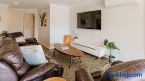 Nabilla Court - Waterfront Luxury with Paddleboards - Holiday Yamba - Image 4