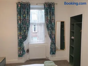 Modern Two-Bedroom Apartment Near River with Free Parking & WiFi - Image 3
