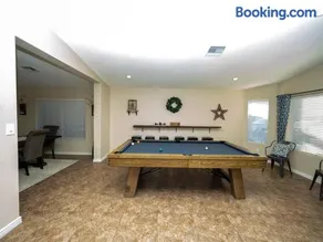 Spacious house with pool heater, hot tub, billiards - Image 1