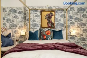 Niru Experience Chelsea Oasis with Courtyard - Image 2