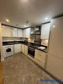 Modern 2-Bed Apartment Near Watford Junction - Image 5