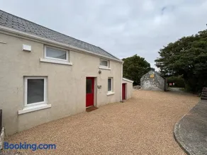 Beautiful Lakeside Cottage in Donegal Gaeltacht - Image 1