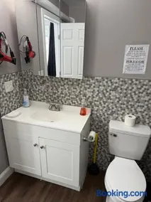 Basement room with its own private bathroom - Image 4