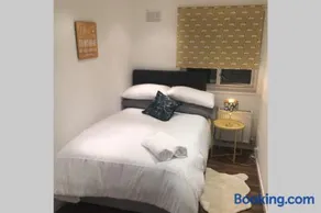 Large 3 bedroom apartment in gated development - Image 3