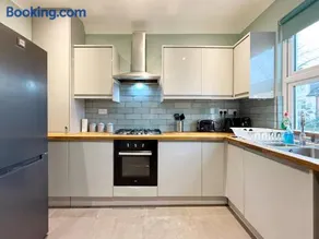 Henry's 3 Bedroom apartment in Finchley - Image 3