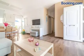 Sophia's Comfortable Home with a Private Backyard - Image 4