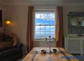 Sea views meet cosy decadence - Image 3