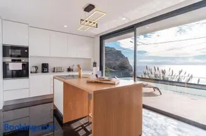 GuestReady - Madeiran oasis with ocean view - Image 2