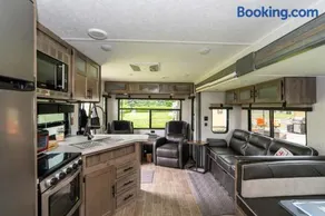 Beautiful 32' RV located in south Chicago suburb - Image 1