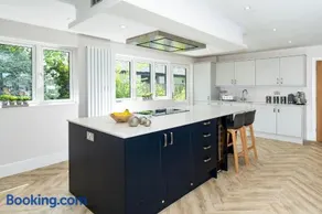 NEW! Stunning & Huge 5BR with Parking & Garden - Perfect for Families & Groups! Excellent Location - Image 3