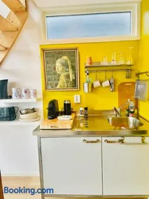 Houseboat studio with canalview and free bikes - Image 2