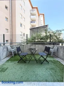 Large studio Independent sleeping area Swimming pool - Image 3