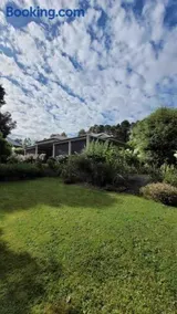 Quiet family retreat getaway - Wildlife Park, Sovereign Hill, Kryall Castle and city at your door - modern house, 8 guests, 4 bedrooms, 5 beds - Image 1