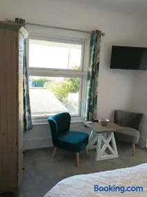 Contemporary one bed studio. Sea views and parking - Image 2
