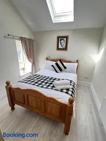 Unit 4 Tranquil Harbourside Retreat- Central Location - Image 5