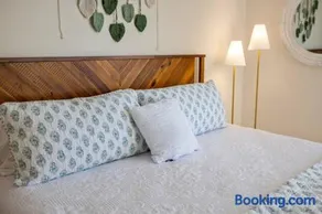 Summer Vacation 10 mins to Beaches Private heated Pool king beds - Image 2