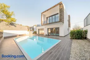 GuestReady - Charming family retreat with pool - Image 1