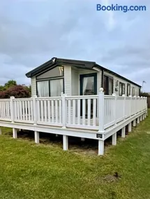 Seascape Horizon Dog Friendly 2 Bed 6 Berth Decked Villa with Parking at Camber Sands Parkdean Holiday - Image 2