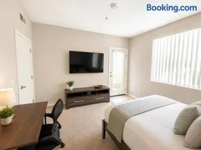 Private Ensuite Room in Shared Luxury Apartment with Gym,Hot Tub,Gym,Sauna,Pool - Image 3