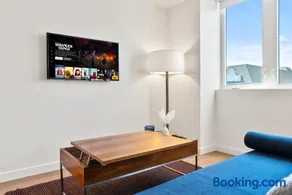 Bright Studio on Sunset Blvd Pool, Parking, Gym - Image 4