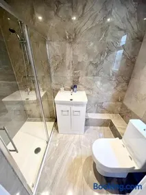 3 Cosy Homes Walking Distance to Mall with Parking Available to Book Separately 3 Bed House Or 1 Bed Apartment Or Studio - Image 2