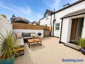Palms 2 Private Garden Parking Central Newquay - Image 1