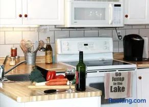 Sunset Cottage, 3 min walk to beach, sleeps 7 - Image 5
