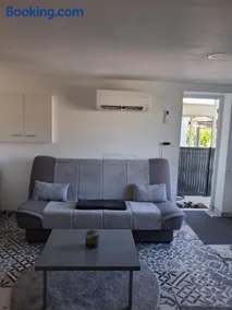 Studio calme climatisé avec borne recharge VE - Image 2