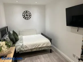 Modern Studio flat with free parking - Image 3