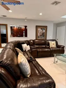 Modern Miami Oversized 3 Bedroom in Central Location - Image 3