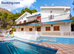 Villa con giardino, terrazza e griglia | Vista sulla piscina - Image 1