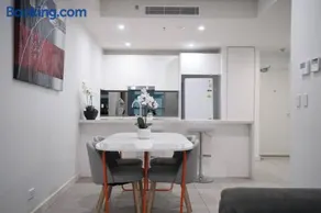 16M Stylish 2 Bedroom Abnb Apt in Mascot, 2 Free Parking - Image 4