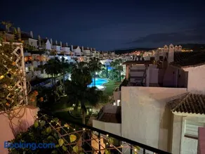 Gorgeous 2 bed Duquesa apartment, 2 pools, easy parking and 2 large balconies, 1 with stunning views - Image 2