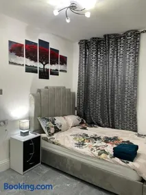 3 Bedroom Whalley Aparthotel - Image 3