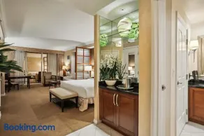 MGM Signature Deluxe Balcony Strip View Suite - Image 5