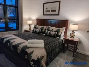 Amazing 1st floor Ski inout at Creek) - Image 2