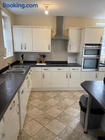Spacious, Sleeps 18, 3 Bathrooms, Parking, Parks, Mansfield, Sherwood - Image 1