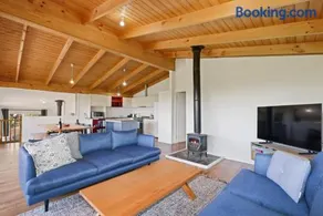 Mansfield Hideaway - Sleeps 10 - Image 2