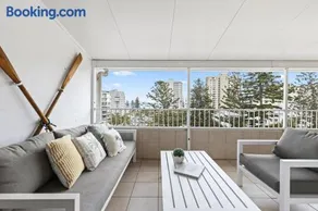 Top-Floor Ocean Views, BBQ, Walk to Snapper Rocks - Image 2