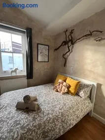 CAMDEN TOWN CENTRAL TERRACE APARTMENT In - Image 5