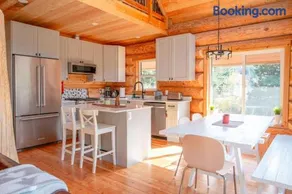 Douglas Fir Retreat, Mtn Views and Expansive Deck - Image 2