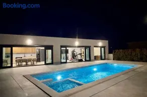 4-Br Villa Sleeps 16 with Hot Tub Pool & Parking - Image 2